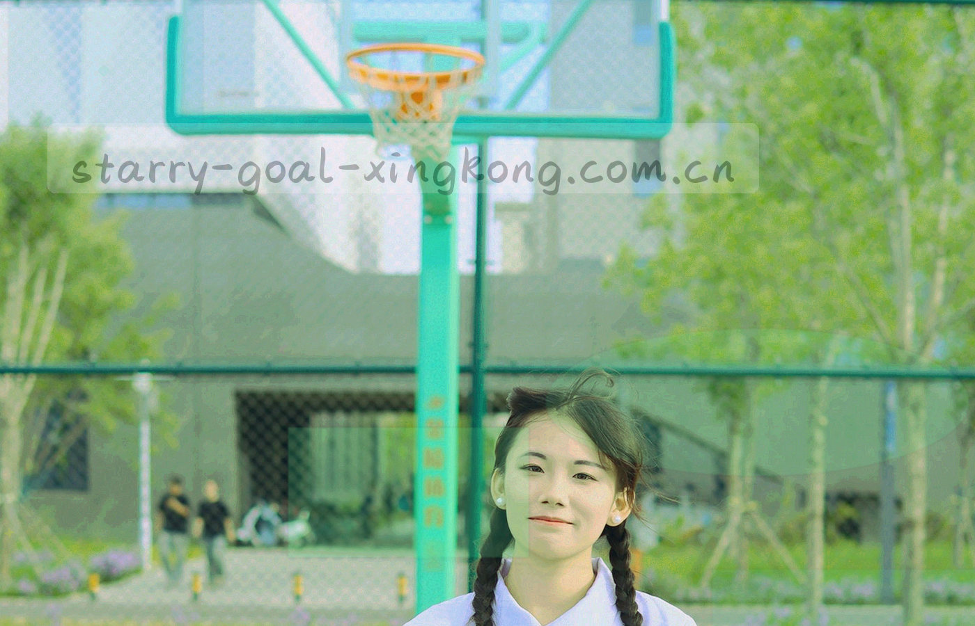 仰视视角的看台剪影与星空，画面中不出现人物特写