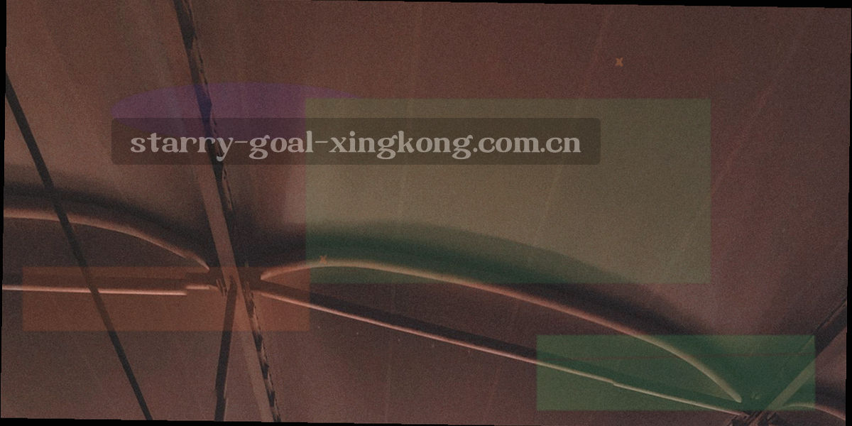 深空蓝黑底上缓缓流动的青色光带，像轨道弧线掠过静止的星点
