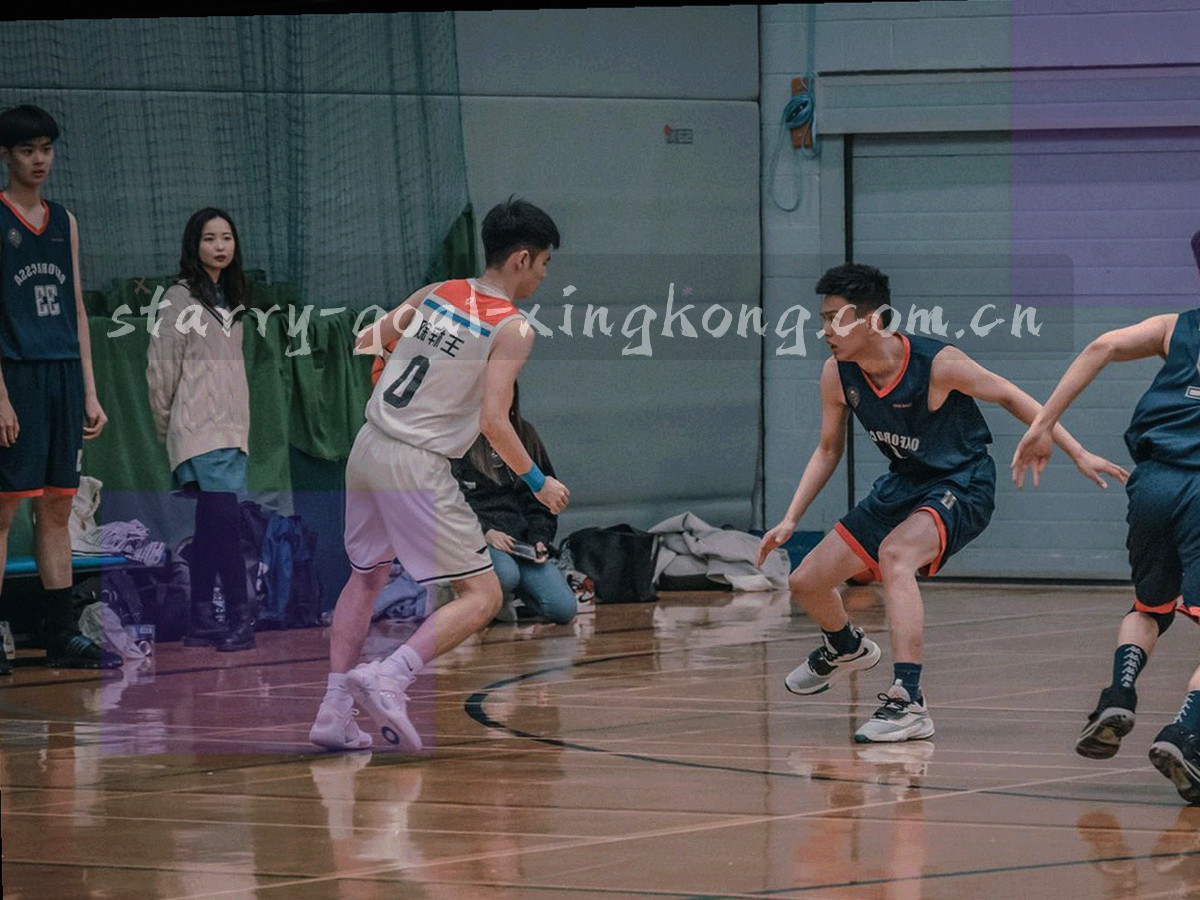 仰视看台剪影与星空背景的抽象画面，没有人物特写